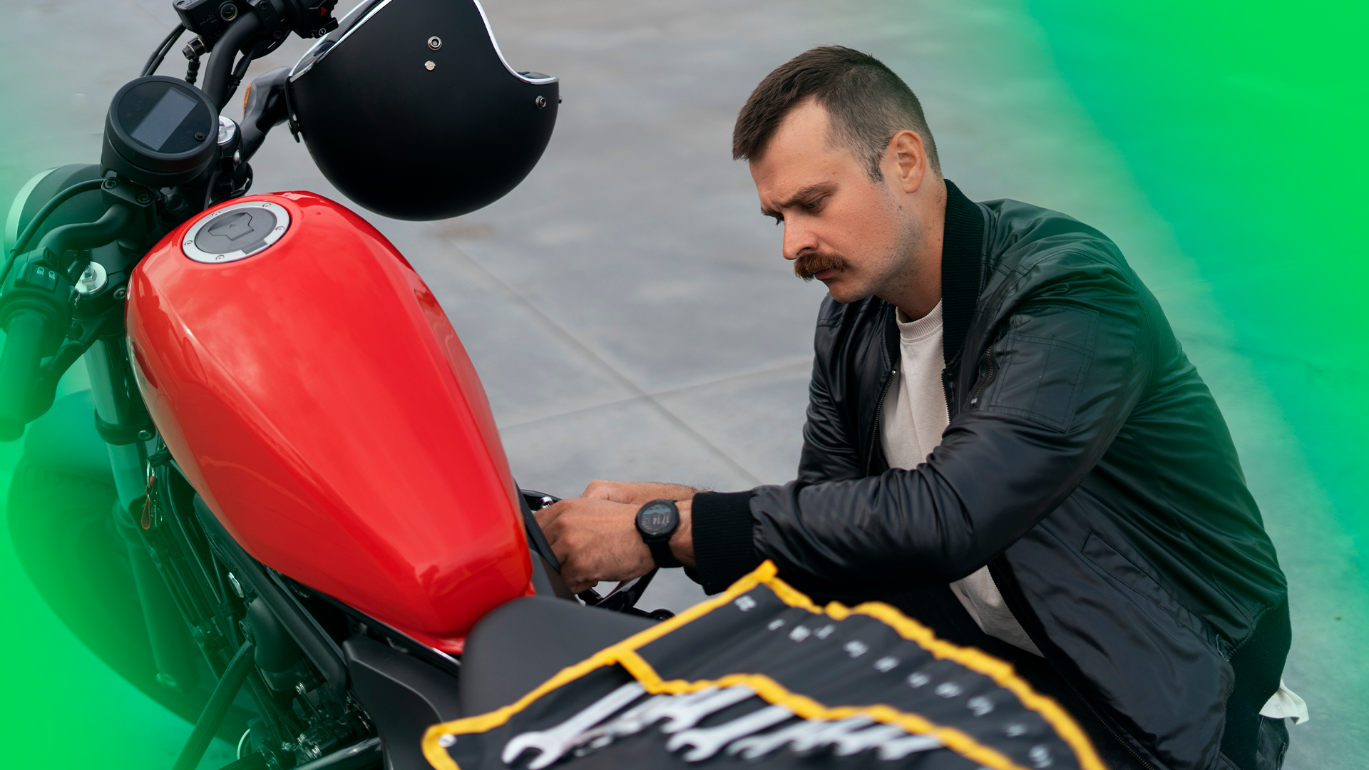 02.homem_aprende_como_consertar_moto_com_bateria_descarregada
