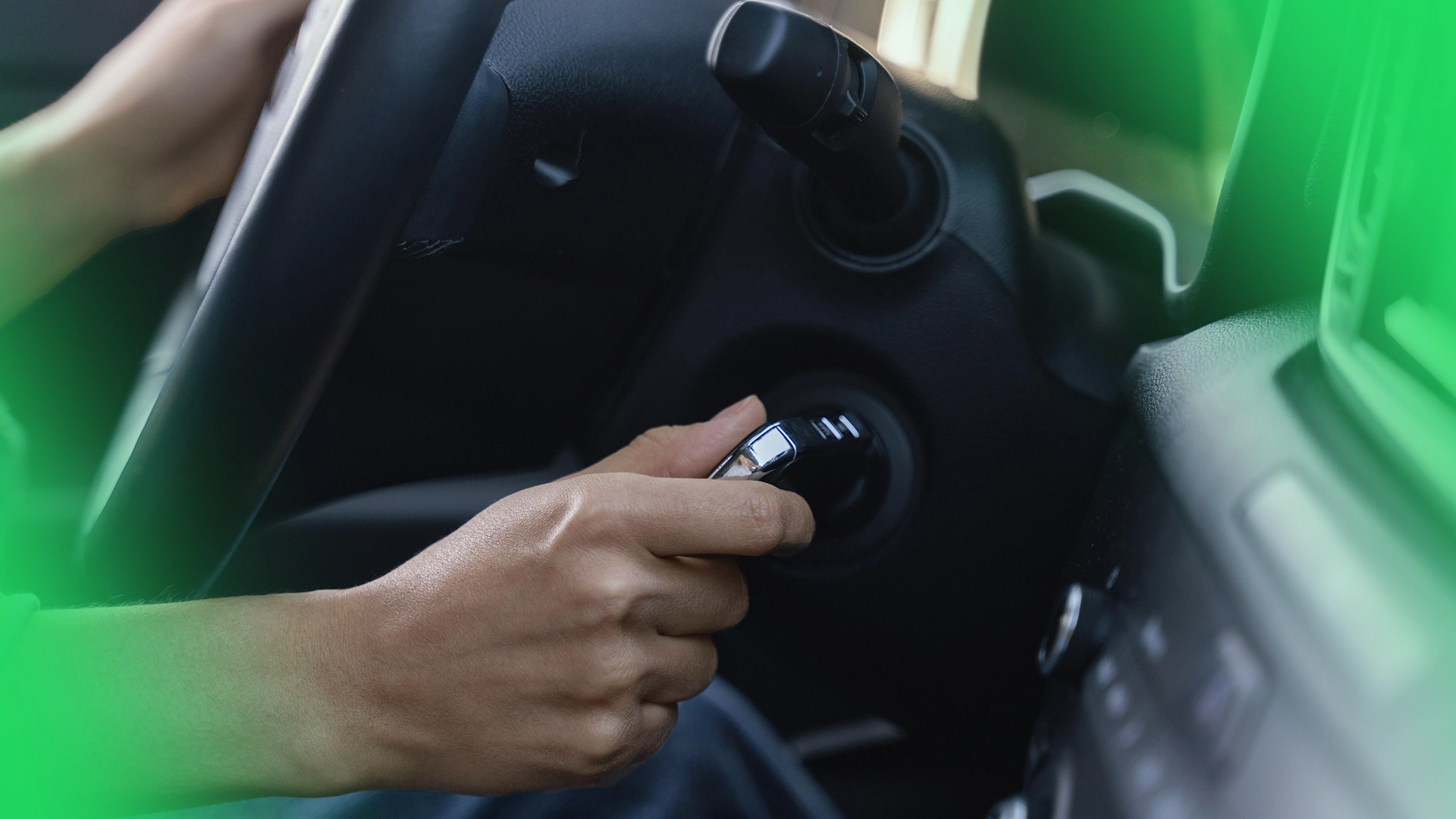 02.mulher_sem_bateria_não_consegue_dar_partida_no_carro