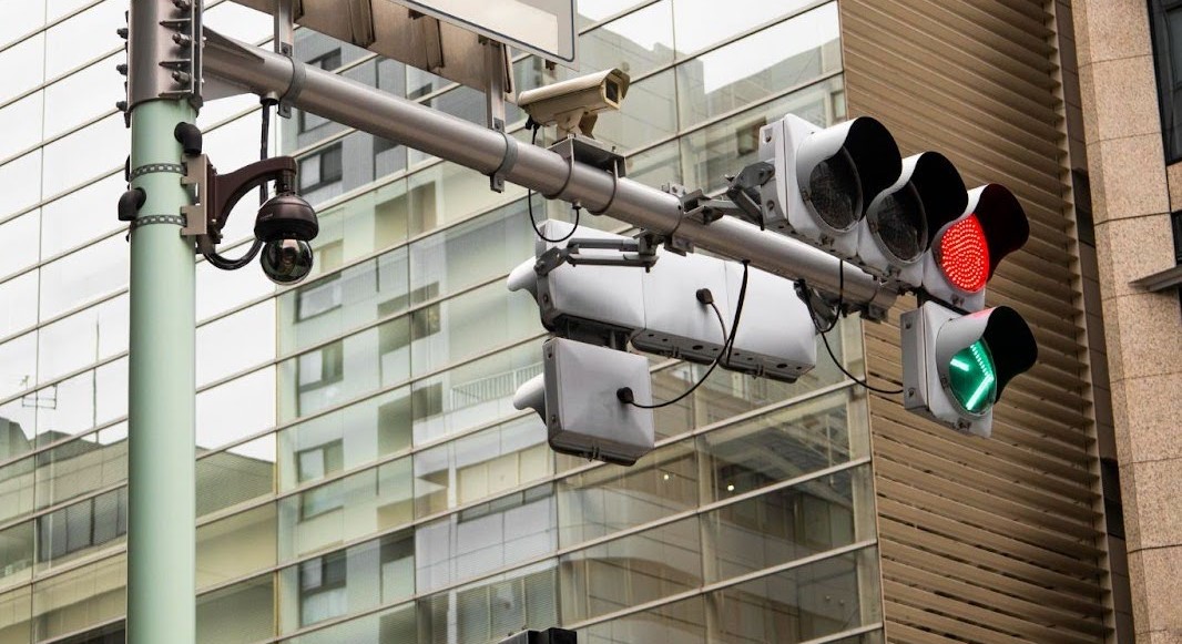 A imagem mostra um radar de velocidade acoplado a um semáforo.