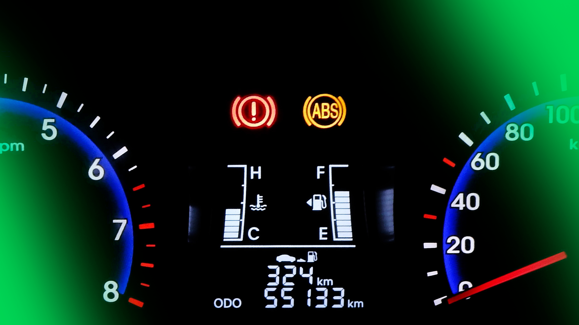 Imagem mostra painel de carro com indicadores de temperatura, combustível, velocímetro e luzes do painel indicando questões a serem resolvidas com o ABS e freios