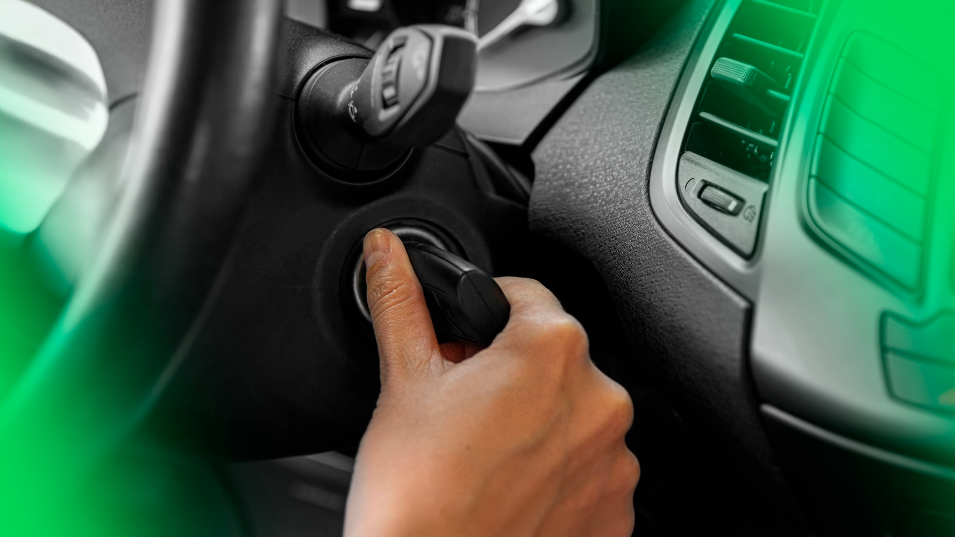 pessoa girando a chave do carro para ligá-lo