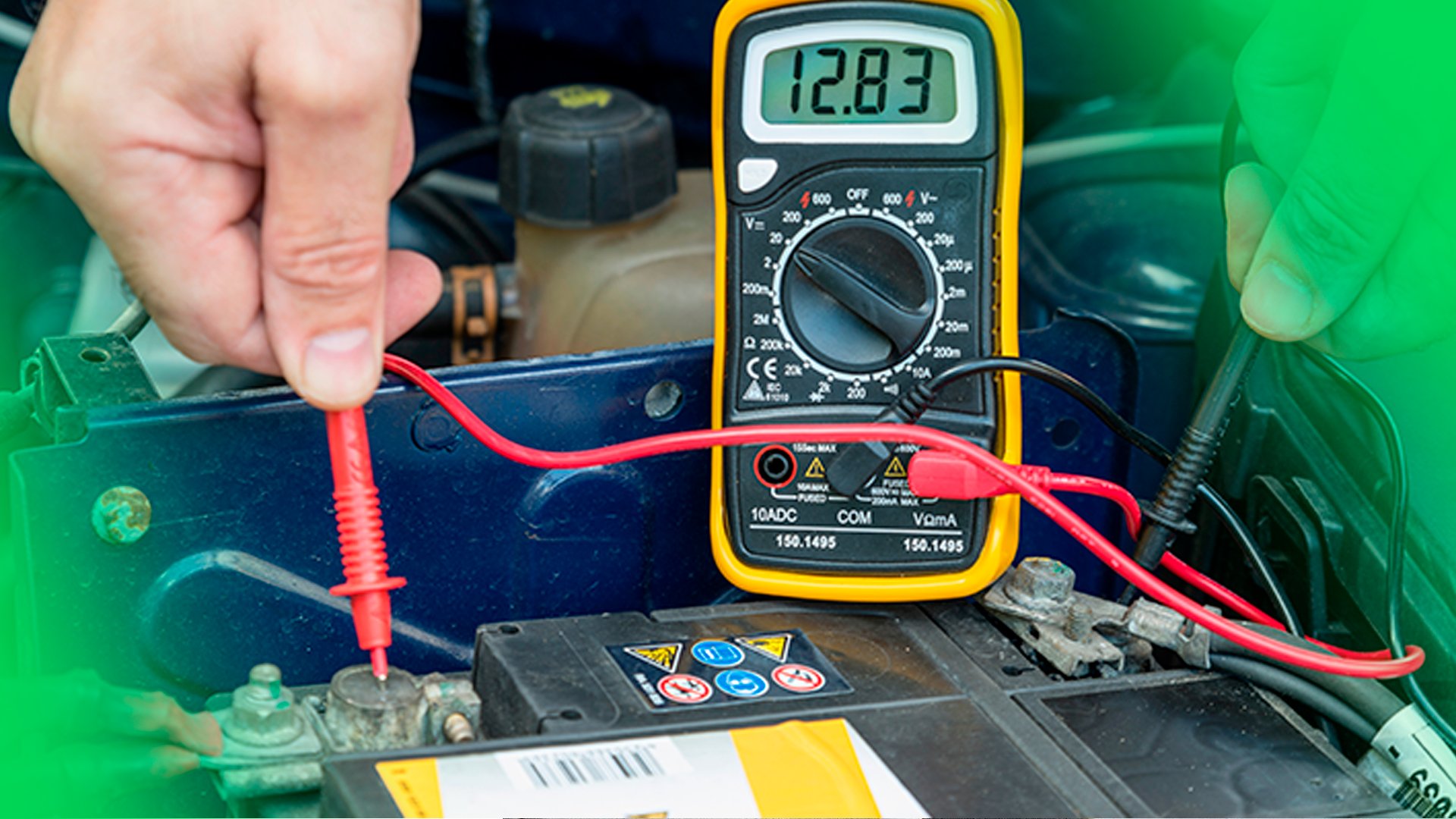 Imagem mostra um multímetro sendo usado para medir a tensão de uma bateria automotiva