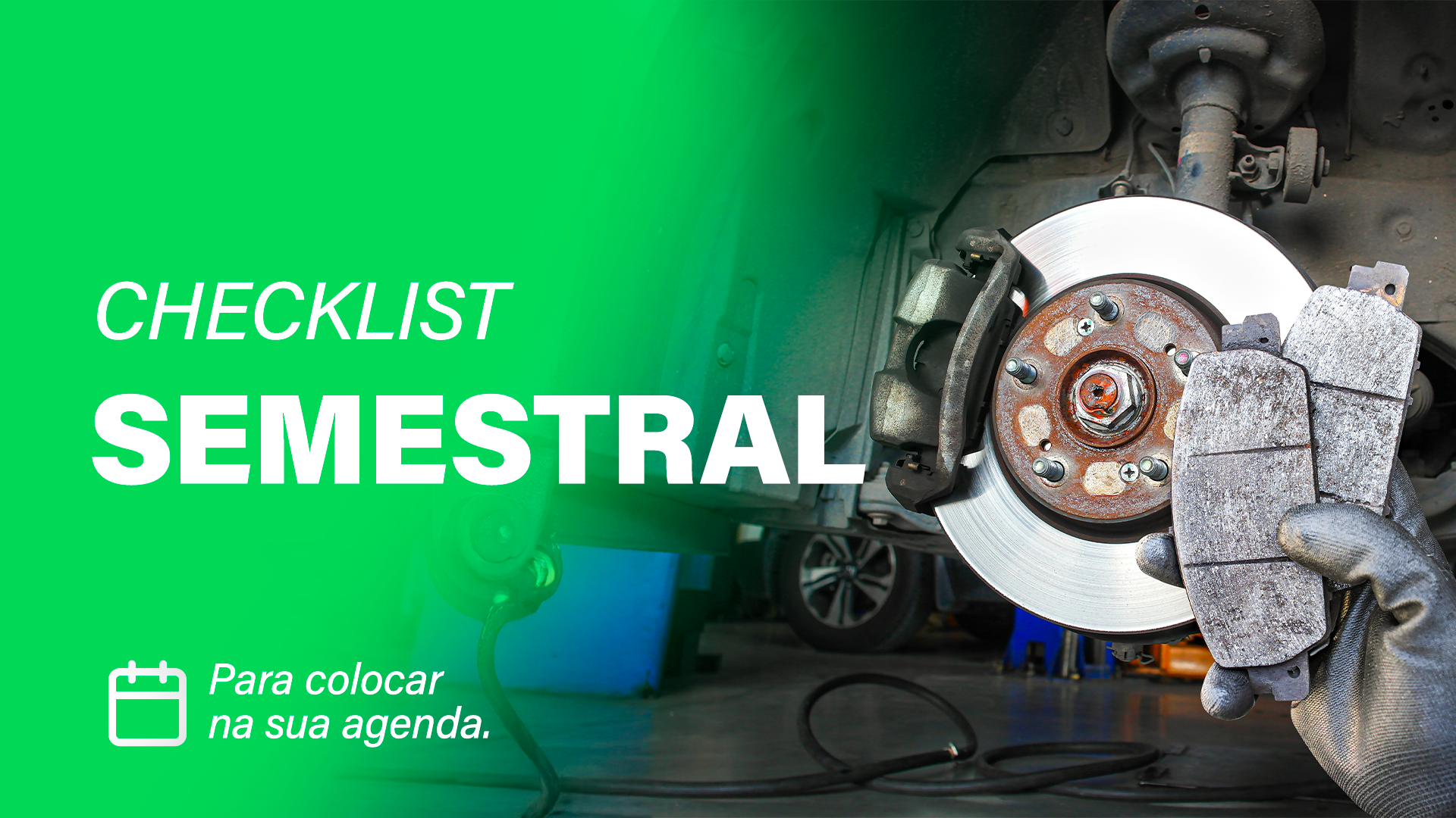 Imagem mostra mecânico em oficina segurando peças de carro