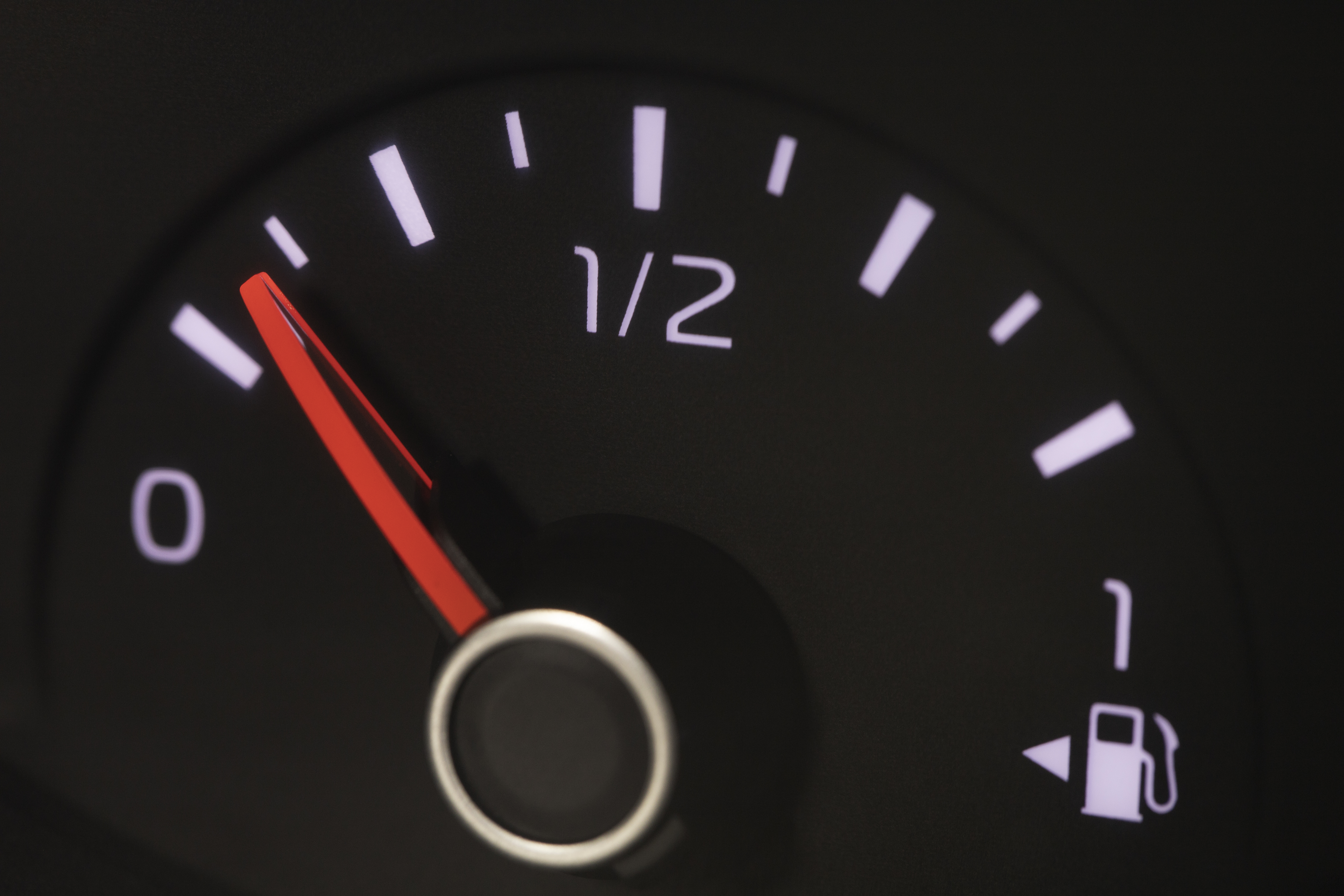 Close-up de um painel de um carro mostrando falta de álcool ou gasolina.