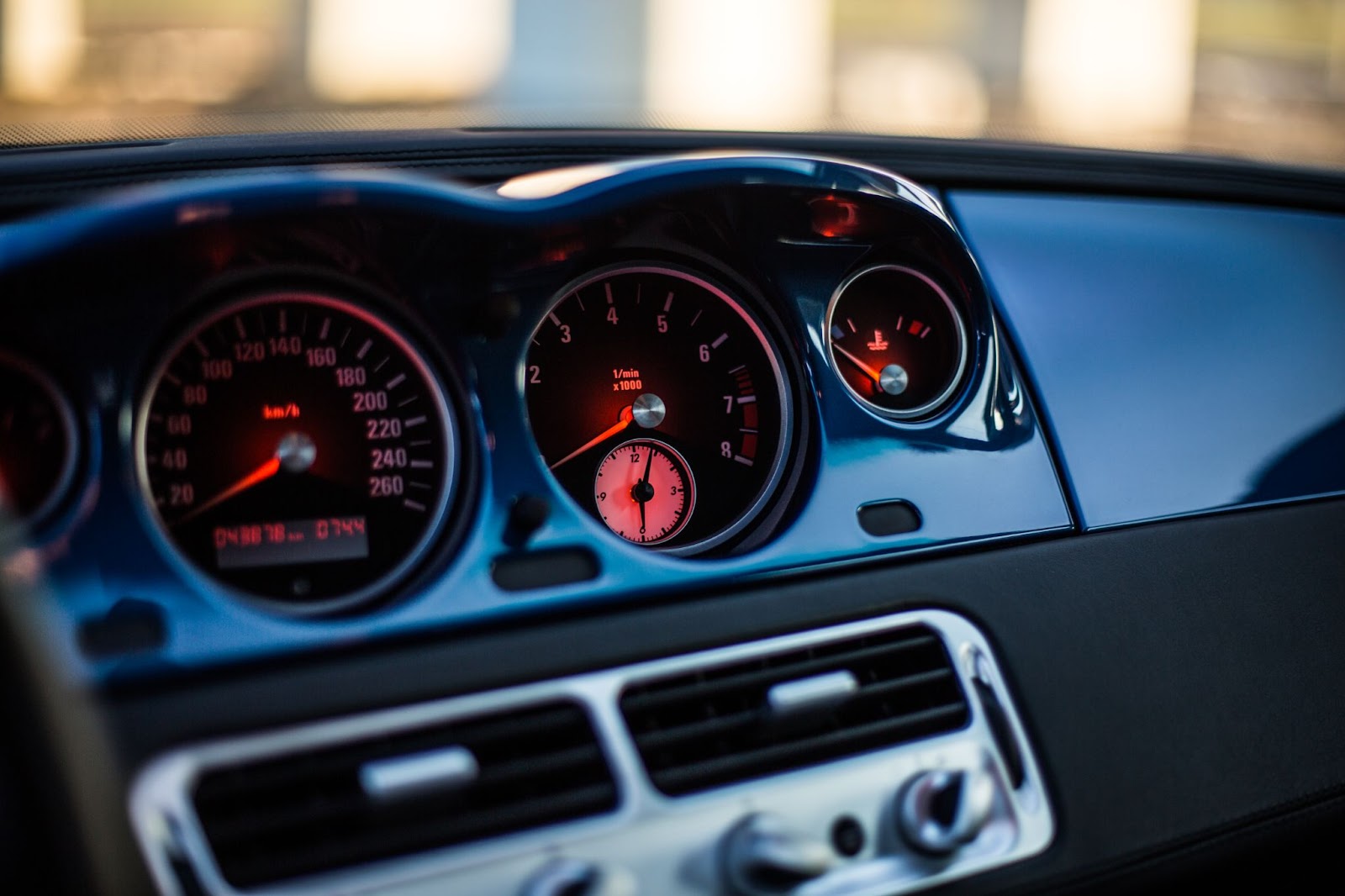 Close-up do painel de um carro com as luzes acesas, podendo indicar problemas no sensor de rotação.
