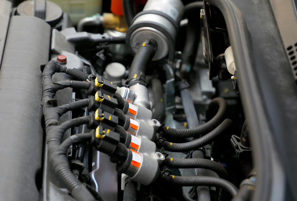  Close-up do sistema de injeção eletrônica de um carro.