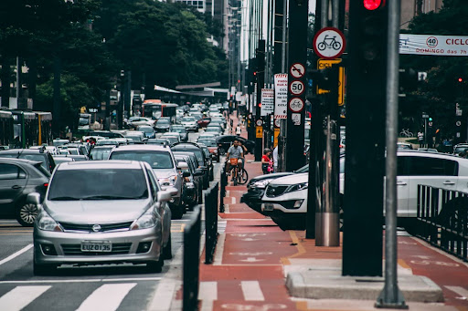 Vista de trânsito urbano num horário de pico, em São Paulo capital. Representando leis de trânsito na prática.
