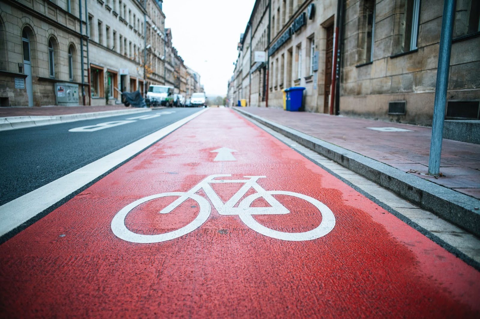 Ciclofaixa urbana, demarcada com tinta vermelha e com um desenho de bicicleta sinalizando o tráfego.