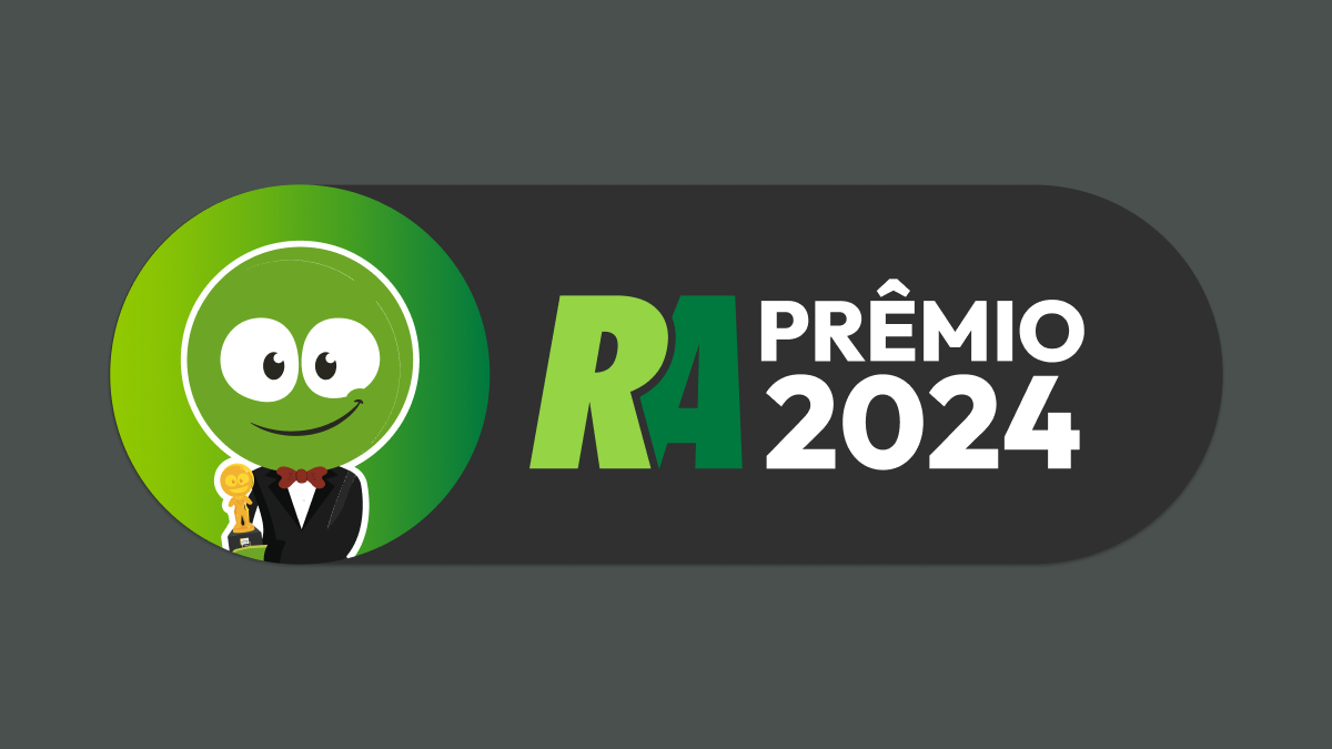 Logo do Prêmio Reclame Aqui 2024 com personagem verde segurando troféu dourado