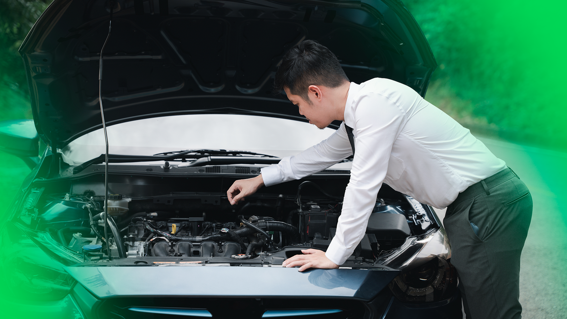 Imagem mostra carro com capô aberto, parado no trânsito, e motorista olhando/mexendo em peças