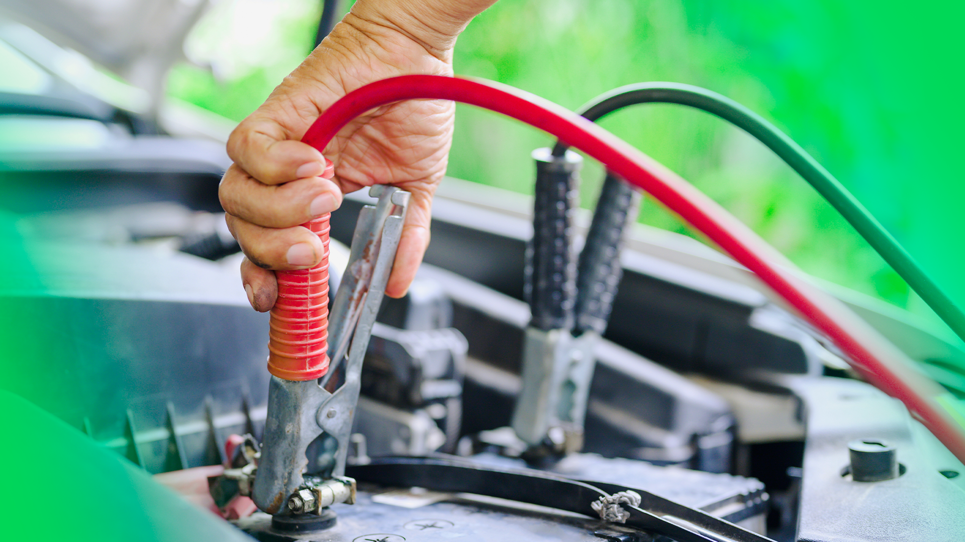 Imagem mostra bateria instalada no carro, capô aberto e pessoa fazendo 