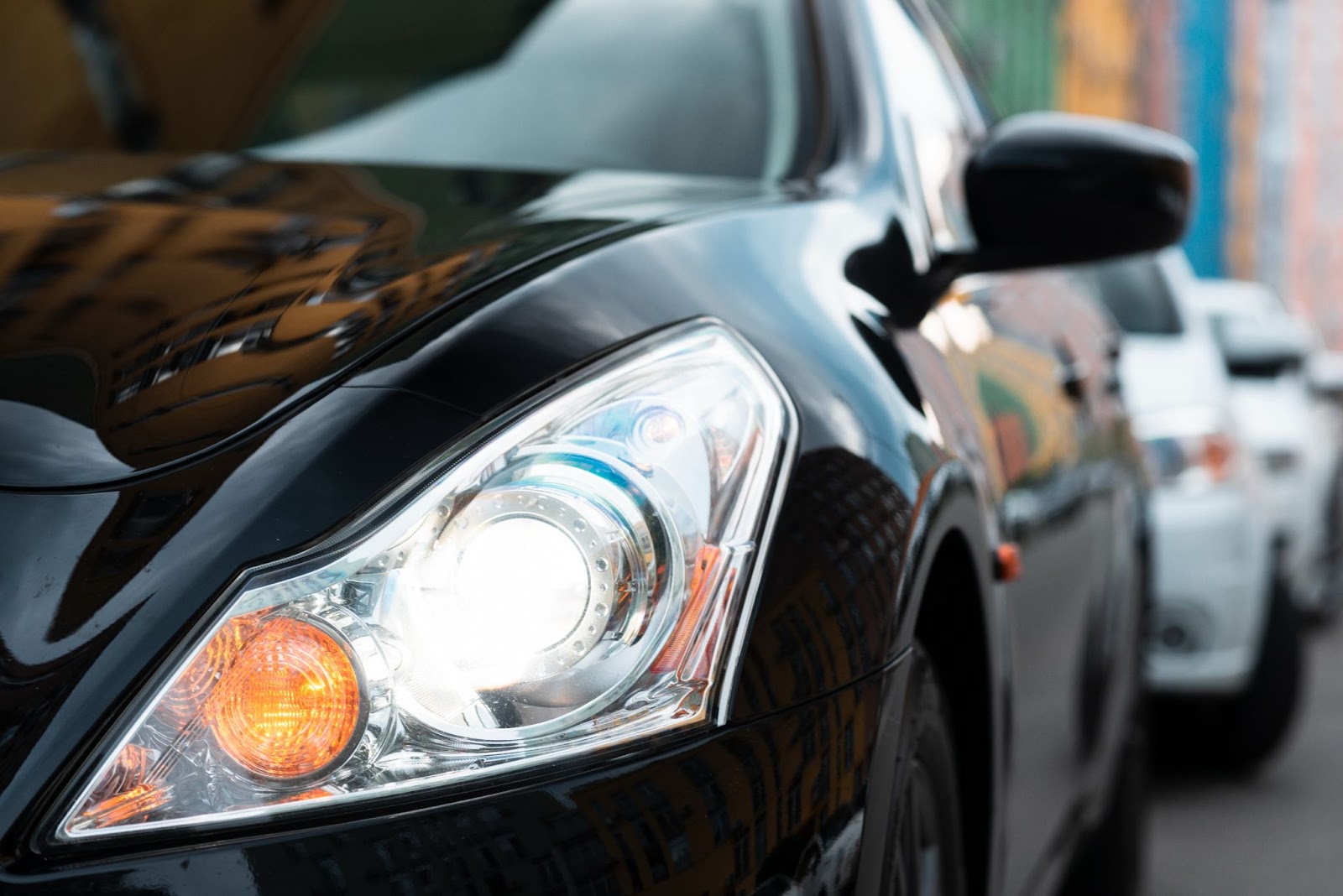 Os faróis do carro se destacam como um dos elementos de maior importância, tornando-se essencial para garantir a segurança nas vias.