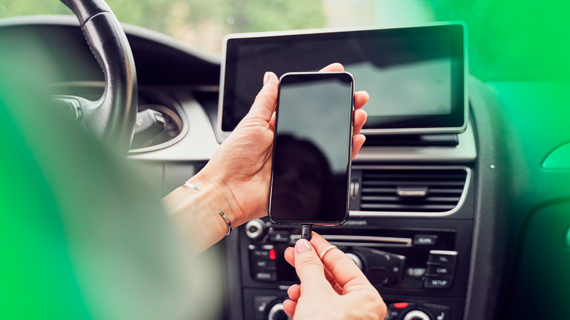 Imagem mostra visão do banco de trás observando motorista conectando carregador ao celular utilizando o sistema elétrico do carro