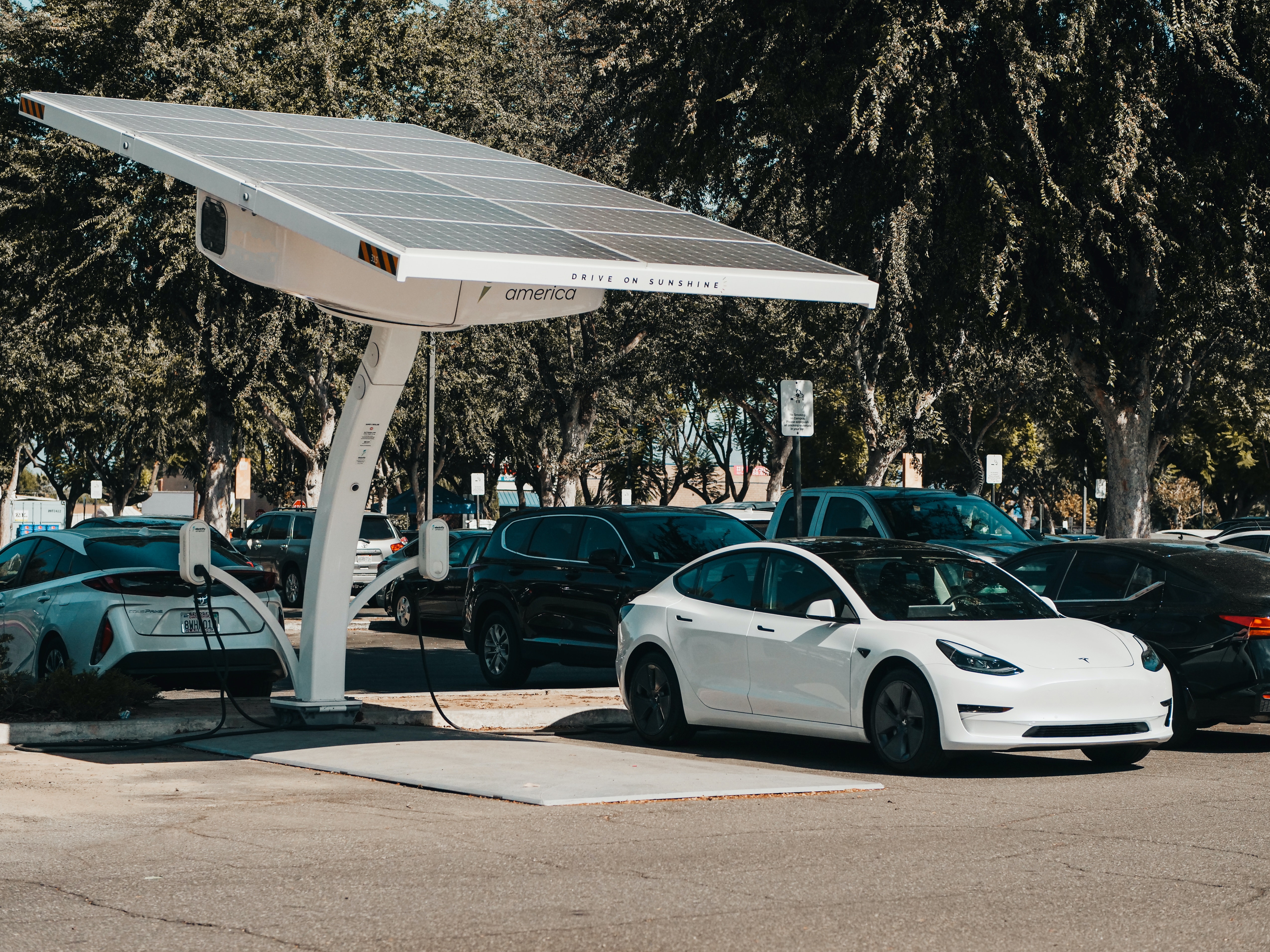 Exemplo de posto solar utilizado para abastecer carros elétricos e híbridos.