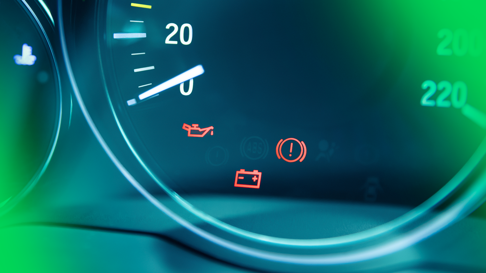 Imagem mostra painel de carro com luzes de bateria, nível de óleo e freio de mão puxado/nível crítico de fluido de freio acesas