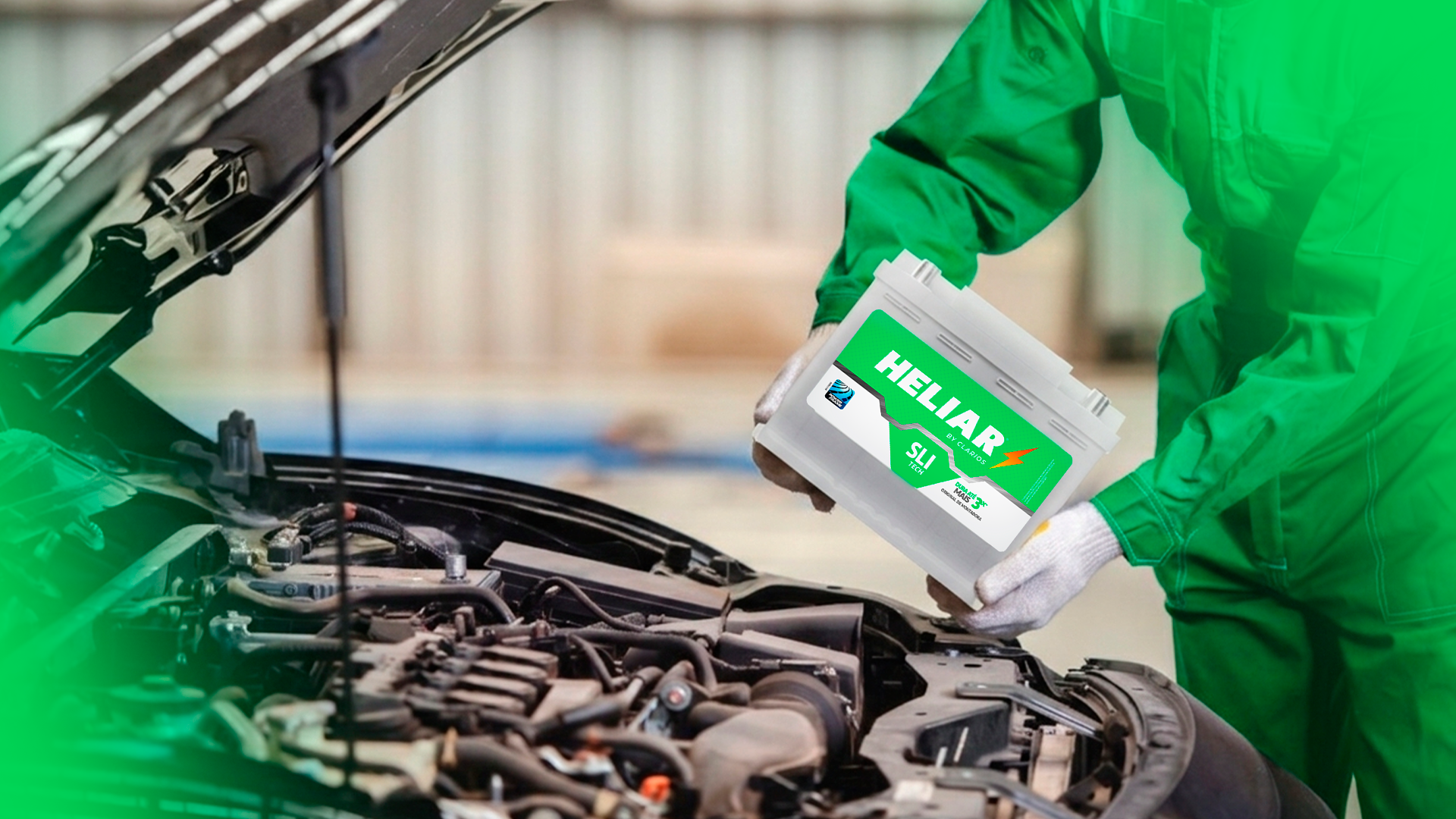 Imagem mostra mecânico usando macacão verde da Heliar e trocando a bateria de um carro, por uma Heliar