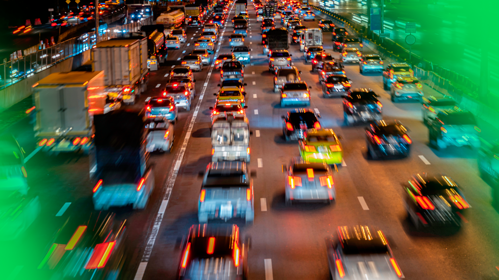 Imagem mostra visão aérea de pista com seis faixas repletas de carros em trânsito intenso semi engarrafado