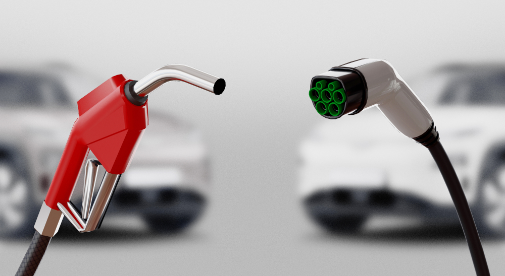 Foto de uma mangueira de gasolina e um plug de carregamento elétrico, um ao lado do outro para representar o que é carro híbrido e como é seu sistema com dois motores.