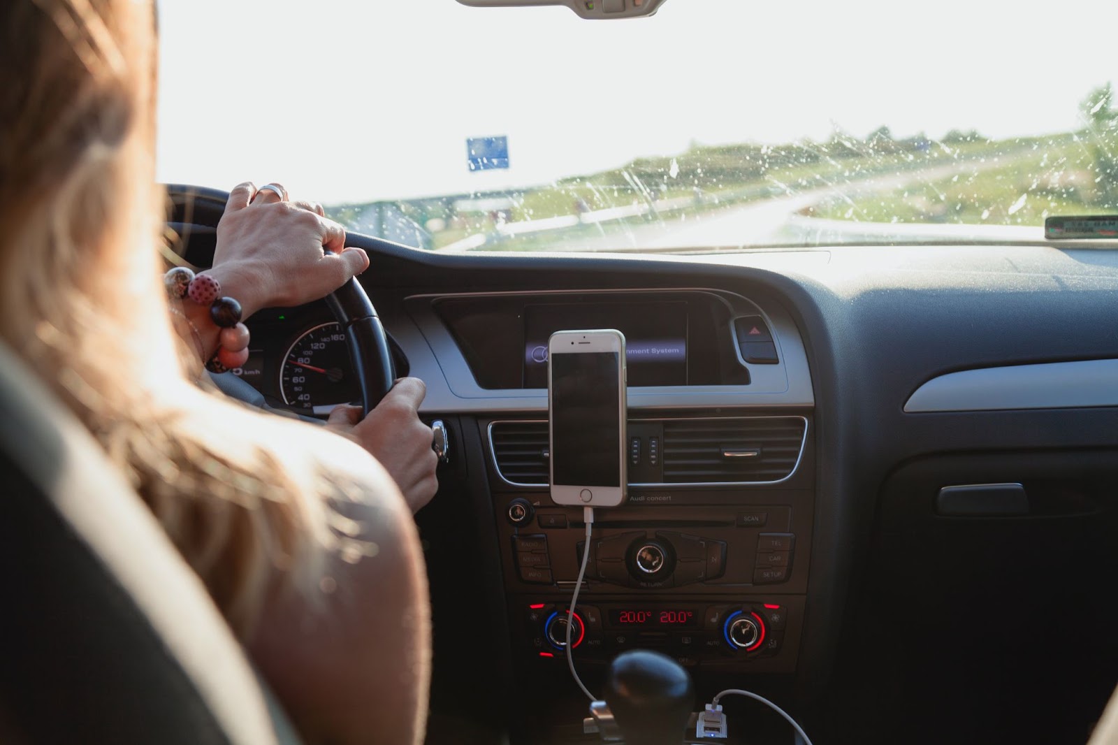 Mulher dirigindo seu carro em uma estrada, mostrando como perder o medo de dirigir.