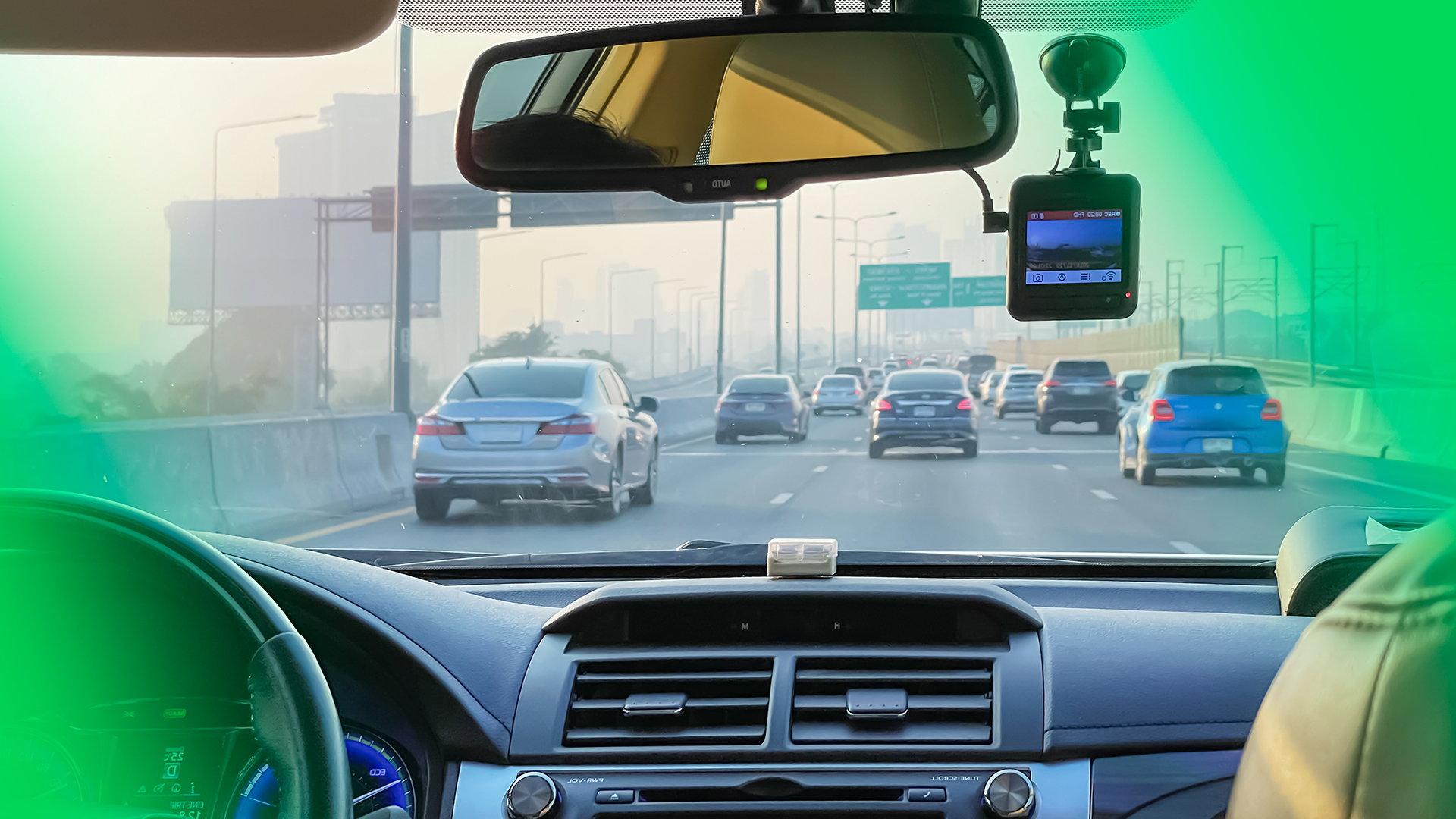 Imagem mostra, na visão do motorista, de dentro do carro, via com 3 faixas e diversos carros nelas