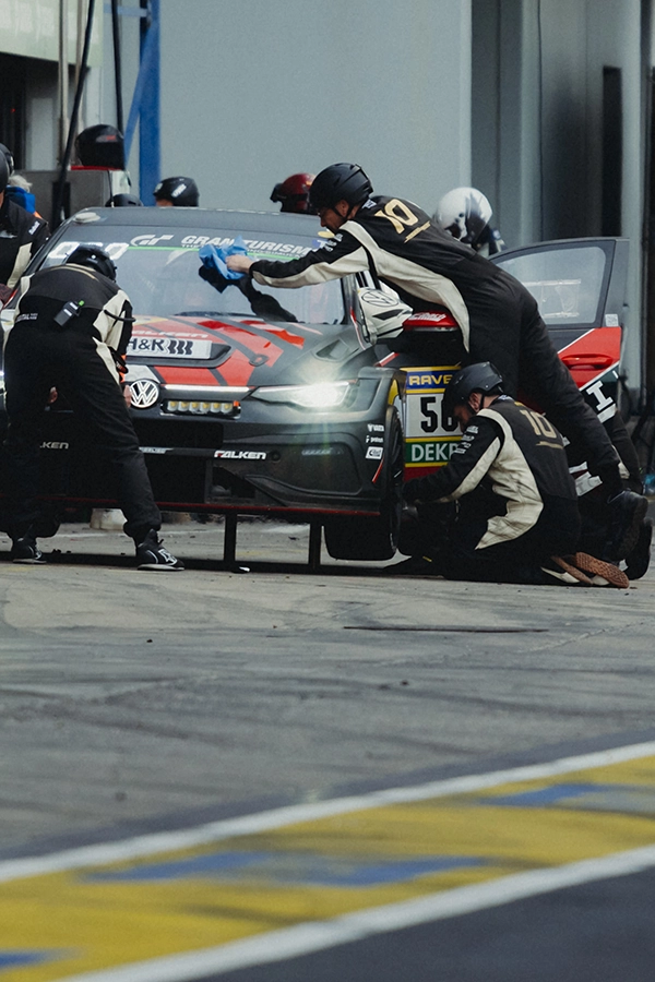 pit crew on mkr car