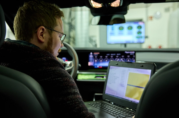 elektrotechnik in car doing diagnosis
